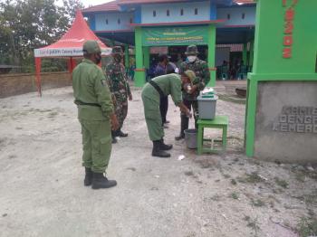 Cegah Penyebaran Covid-19, Anggota Satgas TMMD Bojonegoro Lakukan Pendisiplinan Cuci Tangan